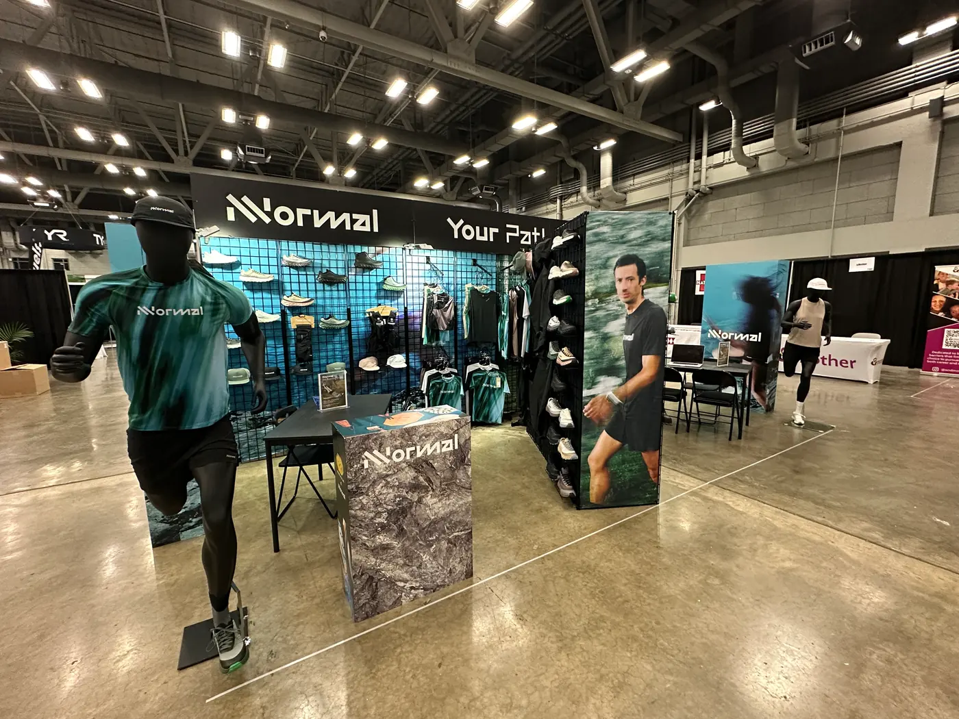 米国の展示会場に設置されたランニングブランドの展示ブースと商品ディスプレイ